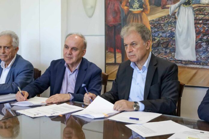 Την υπογραφή της σύμβασης με τίτλο: « Προμήθεια δύο (2) εκχιονιστικών μηχανημάτων για την αντιμετώπιση καταστάσεων εκτάκτων αναγκών στην Π.Ε. Καστοριάς», προϋπολογισμού 560.000€, υπέγραψε ο Περιφερειάρχης Δυτικής Μακεδονίας Γιώργος Αμανατίδης με την ανάδοχο εταιρεία, τη Δευτέρα 26 Μαΐου 2025. Η υπογραφή πραγματοποιήθηκε στο γραφείο του Αντιπεριφερειάρχη Καστοριάς Δημήτρη Σαββόπουλου, παρουσία του Θεματικού Αντιπεριφερειάρχη Αγροτικής Ανάπτυξης Πασχάλη Χαρούμενου, της Περιφερειακής Συμβούλου Καστοριάς Όλγας Τράσια, της Διευθύντριας Τεχνικών Υπηρεσιών Π.Ε. Καστοριάς Βάσως Σιδηροπούλου, του Προϊσταμένου του Τμήματος Ωρίμανσης Έργων και Μελετών Π.Ε. Καστοριάς Θεόδωρου Κασκίτση, του συνεργάτη του Αντιπεριφερειάρχη Καστοριάς Μάριου Τέρψη, καθώς και υπηρεσιακών στελεχών. Πρόκειται για δύο εκχιονιστικά μηχανήματα της εταιρίας IVECO, που διαθέτουν κίνηση σε όλους τους τροχούς (4Χ4) και κινητήρα ισχύος 360 ίππων. Είναι εξοπλισμένα με υδραυλική λεπίδα αποχιονισμού και αλατοδιανομέα με σύστημα διασκορπισμού του αλατιού, για αποτελεσματική αντιμετώπιση των καιρικών φαινομένων. Η συγκεκριμένη πράξη εντάσσεται στο Επιχειρησιακό Πρόγραμμα «Δυτική Μακεδονία 2021-2027» (ΕΣΠΑ), στον άξονα προτεραιότητας «Στήριξη της καθαρής ενέργειας και της πράσινης αειφόρου ανάπτυξης» και συγχρηματοδοτείται από το Ευρωπαϊκό Ταμείο Περιφερειακής Ανάπτυξης και Εθνικούς Πόρους (Π.Δ.Ε). Με την προμήθεια αυτή, η Περιφερειακή Ενότητα Καστοριάς αναβαθμίζει τον στόλο των μηχανημάτων της, εξασφαλίζοντας την παροχή πιο αξιόπιστων και ποιοτικών υπηρεσιών προς τους πολίτες και τους επισκέπτες της περιοχής.