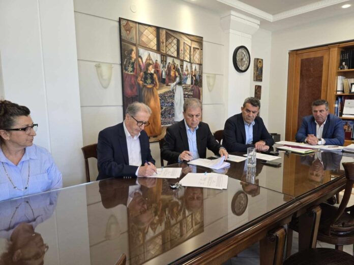 Την Προγραμματική Σύμβαση για την υλοποίηση του έργου: «Αντιμετώπιση Κατολίσθησης και βελτίωση Πρανών στο Επταχώρι», προϋπολογισμού 38.901,38€, υπέγραψαν την Δευτέρα 26 Μαΐου 2025, ο Περιφερειάρχης Δυτικής Μακεδονίας Γιώργος Αμανατίδης και ο Δήμαρχος Νεστορίου Χρήστος Γκοσλιόπουλος, παρουσία του Αντιπεριφερειάρχη Καστοριάς Δημήτρη Σαββόπουλου και της Διευθύντριας Τεχνικών Υπηρεσιών Περιφερειακής Ενότητας Καστοριάς Βάσως Σιδηροπούλου. Το έργο στοχεύει στην αποκατάσταση των ζημιών που έχουν προκληθεί από κατολισθήσεις στον οικισμό του Επταχωρίου, εξαιτίας της ιδιόμορφης γεωλογίας της περιοχής. Την παρούσα χρονική στιγμή παρατηρείται υποχώρηση πρανών εντός του οικισμού, γεγονός που θέτει σε κίνδυνο την ασφάλεια των κατοίκων. Έπειτα από εκπόνηση σχετικής μελέτης που υλοποιήθηκε από τον Δήμο Νεστορίου, προβλέπονται οι εξής εργασίες: Αποκατάσταση των πρανών από κατολίσθηση, με εκσκαφές, μεταφορές υλικών, κατασκευή τοιχίων με πέτρα για τη συγκράτηση των υδάτων, κατασκευή αποστραγγιστικού δικτύου και επένδυση των πρανών με γαιοκυψέλες και φυτική γη, για σταθεροποίηση. Παράλληλα, θα γίνουν τεχνικές παρεμβάσεις για την αποκατάσταση τμήματος της οδού που έχει υποχωρήσει στην άκρη του οδοστρώματος. Εκβραχισμός του επικίνδυνου πρανούς, που εμφανίζει αυξημένη πιθανότητα αποκόλλησης, με χρήση μηχανικών μέσων και απομάκρυνση των υλικών. Επίσης, προβλέπεται η προσθήκη ύψους 80 εκ. στον τοίχο αντιστήριξης που βρίσκεται στην άκρη του δρόμου. Το έργο χρηματοδοτείται εξ’ ολοκλήρου από την Περιφερειακή Ενότητα Καστοριάς. Με την ολοκλήρωση των εργασιών, αναμένεται να αποκατασταθεί πλήρως η σταθερότητα της περιοχής και να διασφαλιστεί η απρόσκοπτη και ασφαλής διέλευση των κατοίκων και επισκεπτών του οικισμού.