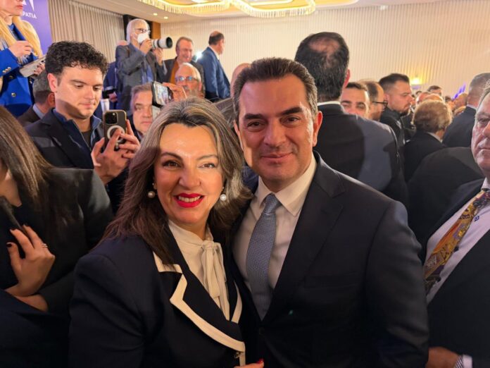 Η Μαρία Αντωνίου στην κοπή της πρωτοχρονιάτικης βασιλόπιτας της Γραμματείας Οργανωτικού της Νέας Δημοκρατίας