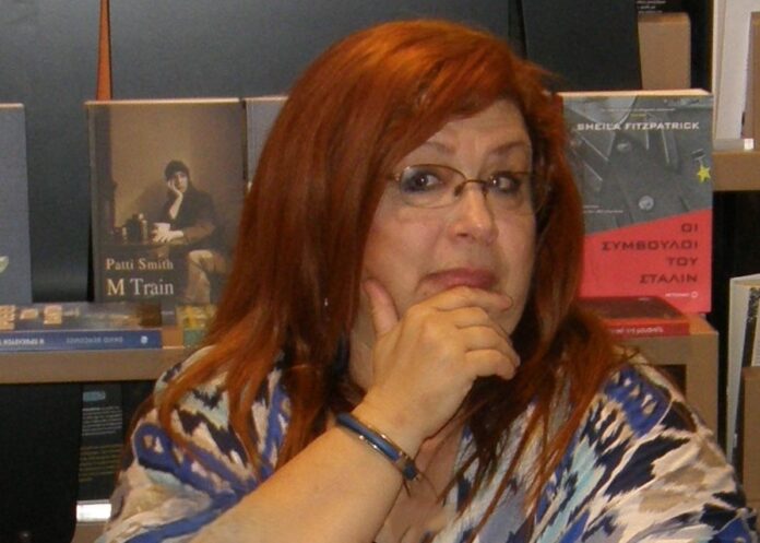 Της Γιαγιάς μου οι Φιλενάδες: Το μυθιστόρημα. αποτελείται από 12 πορτρέτα καθόλου φανταστικών γυναικών, φιλενάδες της γιαγιάς μου.