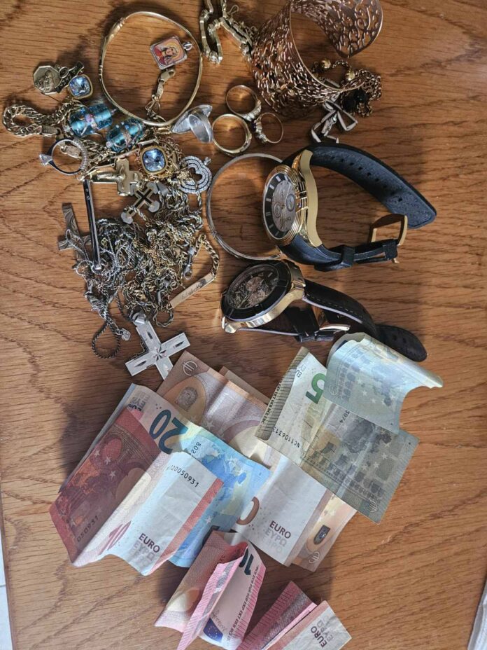 Συνελήφθησαν από αστυνομικούς του Τμήματος Δίωξης και Εξιχνίασης Εγκλημάτων Φλώρινας ανήλικος και δύο άτομα που εμπλέκονται σε τηλεφωνική απάτη, στην πόλη της Φλώρινας