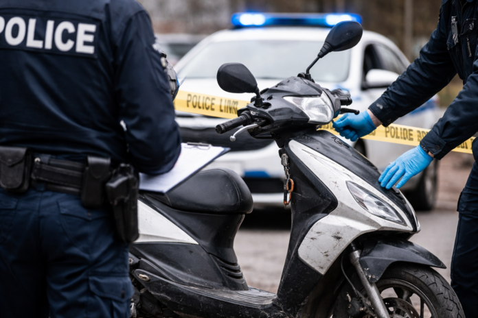 Αστυνομικοί εξετάζουν μοτοποδήλατο μετά από υπόθεση κλοπής στην Κοζάνη