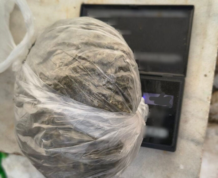Συνελήφθη 24χρονος ημεδαπός, για διακίνηση ναρκωτικών ουσιών στην πόλη της Φλώρινας Στο πλαίσιο της ίδιας υπόθεσης συνελήφθη και έτερος 24χρονος ημεδαπός για κατοχή ναρκωτικών ουσιών Κατασχέθηκαν, συνολικά -168,56- γραμμάρια ακατέργαστης κάνναβης και -1- ζυγαριά ακριβείας