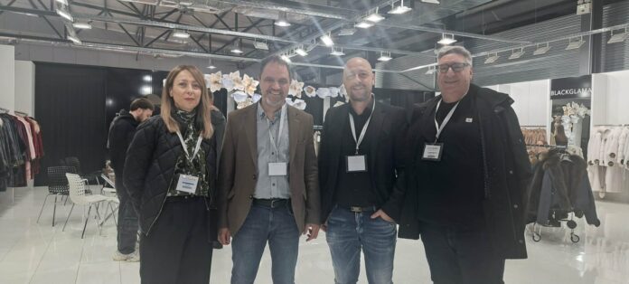 Το Επιμελητήριο Κοζάνης στο πλευρό του κλάδου της γουνοποιίας στην 51η Διεθνή Έκθεση Γούνας Καστοριάς Την 51η Διεθνή Έκθεση Γούνας Καστοριάς επισκέφθηκε σήμερα ο Πρόεδρος του Επιμελητηρίου Κοζάνης Μητλιάγκας Γιάννης και ο υπεύθυνος ΓΕΜΗ Χλιάπας Μιχάλης συζητώντας τα μέλη και τους εκθέτες τις τάσεις και τις εξελίξεις στην παγκόσμια αγορά γούνας. Σε μια ιδιαίτερη και κρίσιμη περίοδο για τον κλάδο, το Επιμελητήριο της Κοζάνης στηρίζει έμπρακτα τις επιχειρήσεις του Δήμου Βοΐου, ενισχύοντας την εξωστρέφεια τους και την τοπική αγορά και οικονομία ανοίγοντας διεθνείς δρόμους συνεργασίας και πωλήσεων. Η φετινή διοργάνωση ανέδειξε για ακόμη μία φορά τη σημασία του κλάδου, με τη Δυτική Μακεδονία να βρίσκεται στο επίκεντρο του παγκόσμιου ενδιαφέροντος, επιβεβαιώνοντας τον ρόλο της ως βασικού πυλώνα της ελληνικής γουνοποιίας. Το Επιμελητήριο της Κοζάνης συμμετείχε με σημαντικό αριθμό μελών και επιχειρήσεων: 1. Γράβας Αναστάσιος 2. Κακούλης Γεώργιος 3. Ντίνας Κωνσταντίνος 4. Στεργίου Χρήστος 5. Μπλιάγκου Ανδρονίκη 6. Καρακουλάκης Δημήτριος 7. Ντιός Αθανάσιος 8. Αντριάς Δημήτριος 9. Καρακώστας Ιωάμμης τις οποίες κι ευχαριστεί για την δυναμική τους παρουσία στην Έκθεση.