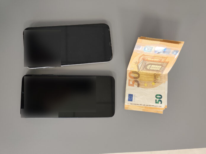 Συνελήφθη επ΄ αυτοφώρω μετά από συντονισμένη αστυνομική επιχείρηση αστυνομικών του Τμήματος Δίωξης και Εξιχνίασης Εγκλημάτων Γρεβενών 33χρονος αλλοδαπός, μέλος εγκληματικής οργάνωσης, που  δραστηριοποιούνταν σε τηλεφωνικές απάτες στα Γρεβενά