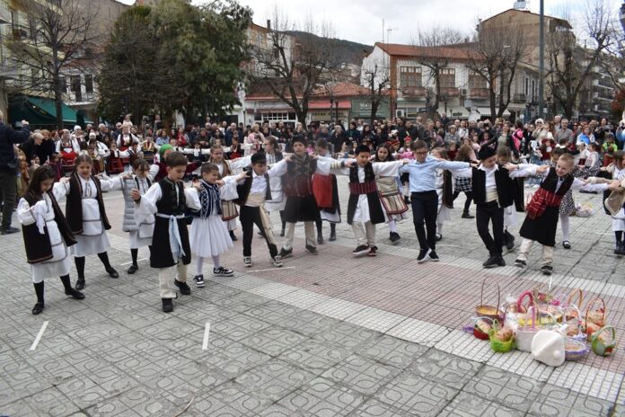 Το έθιμο «Λάζαρα» παρουσίασαν ο Δήμος Φλώρινας, ο Φ.Σ.Φ «Ο Αριστοτέλης» και το Λύκειο Ελληνίδων