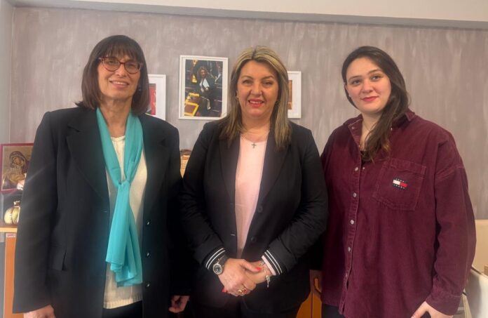 Συνάντηση της Μαρίας Αντωνίου με εκπροσώπους του Κέντρου Ημέρας Ολικής Φροντίδας Ατόμων με Άνοια ΑμΚΕ «Αγκαλιά»