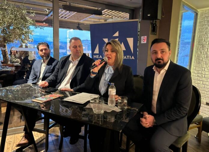 Η Μαρία Αντωνίου στην εκδήλωση της ΔΕΕΠ Καστοριάς με τους δημιουργούς της «Ομάδας Αλήθειας»
