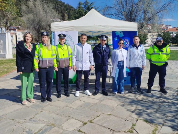 Ενόψει της εορτής του Πάσχα, διανεμήθηκαν ενημερωτικά φυλλάδια από τα Τμήματα Τροχαίας Κοζάνης, Εορδαίας και Καστοριάς, σε διερχόμενους πεζούς και οδηγούς οχημάτων