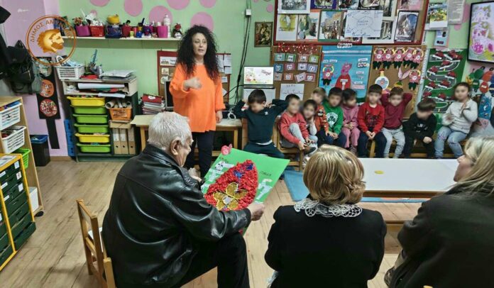 Επίσκεψη εκπροσώπων του ΚΑΠΗ Αμυνταίου στο Νηπιαγωγείο Ξινού Νερού ενόψει του Πάσχα