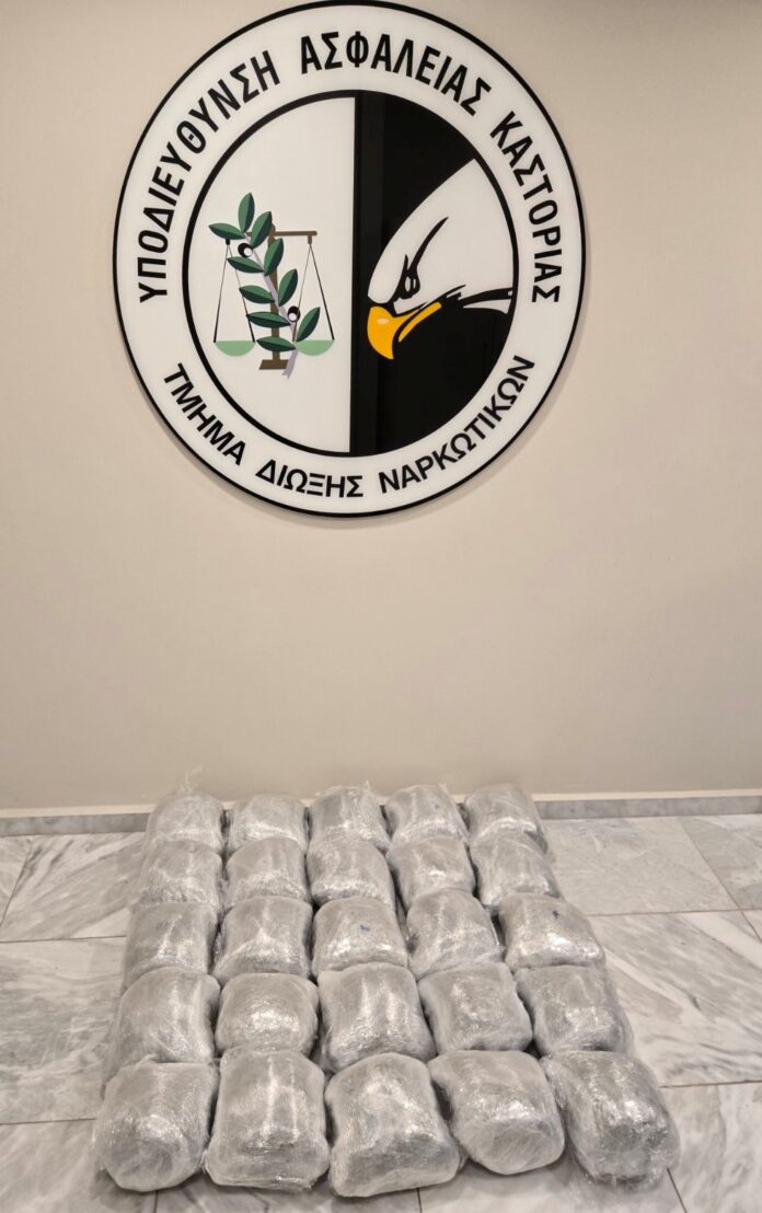 Από αστυνομικούς της Υποδιεύθυνσης Δίωξης και Εξιχνίασης Εγκλημάτων Καστοριάς συνελήφθη 41χρονος ημεδαπός, για διακίνηση μεγάλης ποσότητας ακατέργαστης κάνναβης, βάρους -27- κιλών και -950- γραμμαρίων, σε περιοχή της Καστοριάς