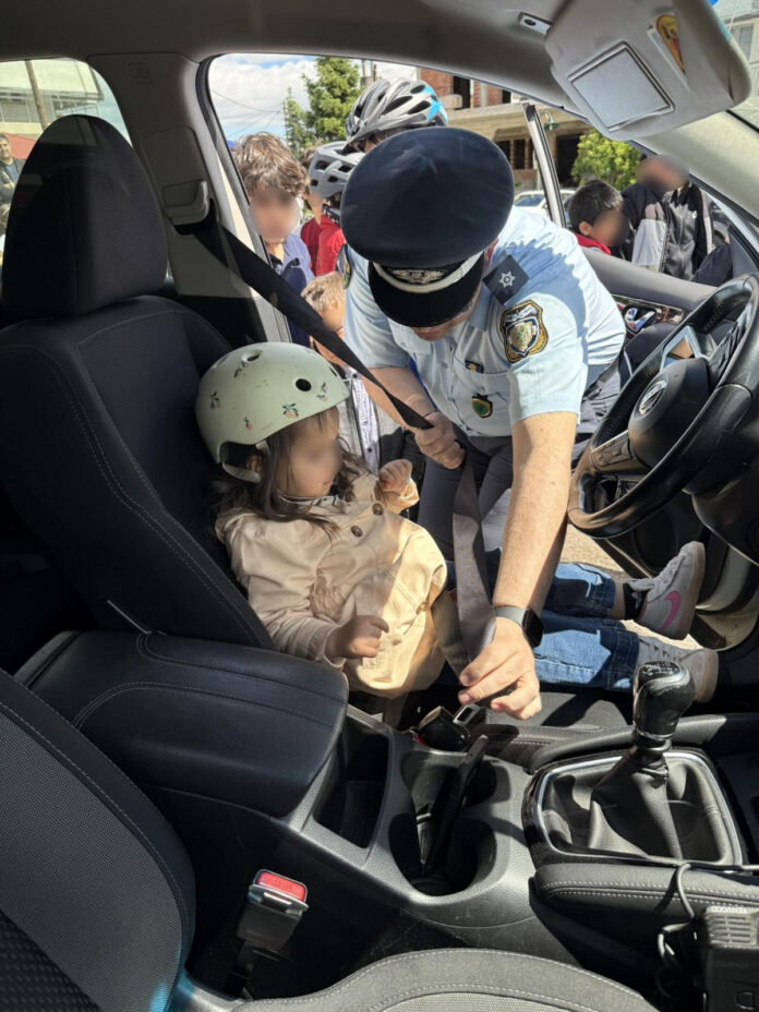 Αστυνομικοί του Τμήματος Τροχαίας Γρεβενών πραγματοποίησαν στην ενορία του Ιερού Nαού Αγίου Γεωργίου Γρεβενών, ενημερωτική διάλεξη για την οδική ασφάλεια, απευθυνόμενοι σε παιδιά με θέμα «Κυκλοφορώ με Ασφάλεια»