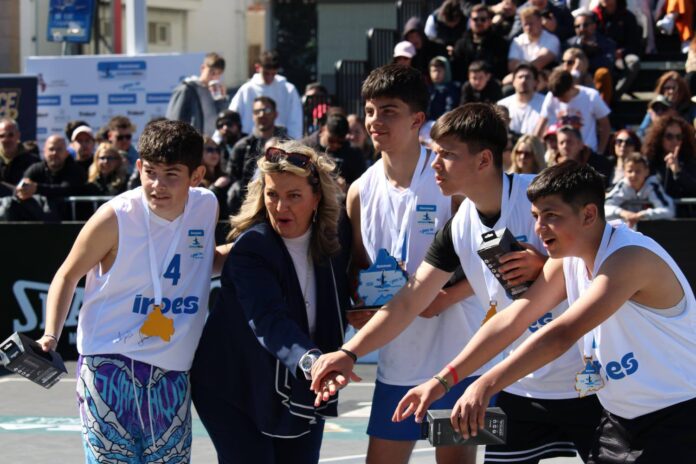 Η Μαρία Αντωνίου με τον Αναπληρωτή Υπουργό Αθλητισμού Γιάννη Βρούτση στην επίσκεψή του στην Καστοριά και στο «1ο  Stoiximan Aegean Ball Festival goes to…Καστοριά»