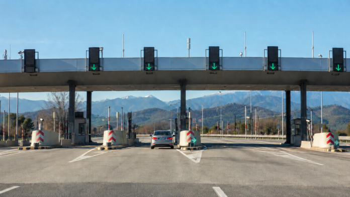Σταθμός διοδίων στην Εγνατία Οδό με οχήματα και ορεινό τοπίο στη Δυτική Μακεδονία