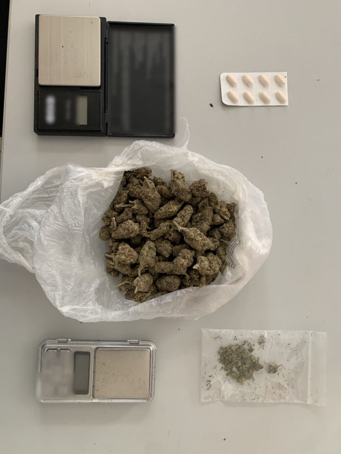 Συνελήφθη 37χρονος ημεδαπός στην Φλώρινα, για παραβίαση δικαστικής διάταξης και για διακίνηση ναρκωτικών ουσιών Κατασχέθηκαν συνολικά -93,7- γραμμάρια ακατέργαστης κάνναβης, -8- ναρκωτικά δισκία και -2- ζυγαριές ακριβείας
