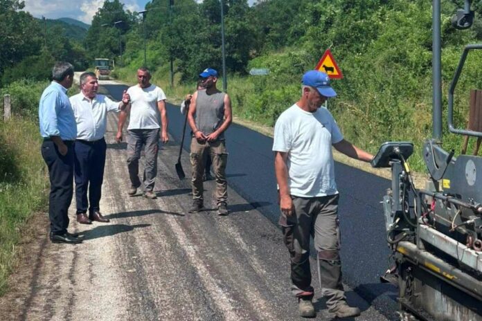 Αυτοψία στις εργασίες ασφαλτόστρωσης του οδικού άξονα Άργους Ορεστικού – Νίκης, από τους Αντιπεριφερειάρχες κ. Σαββόπουλο και κ. Χαρούμενο.