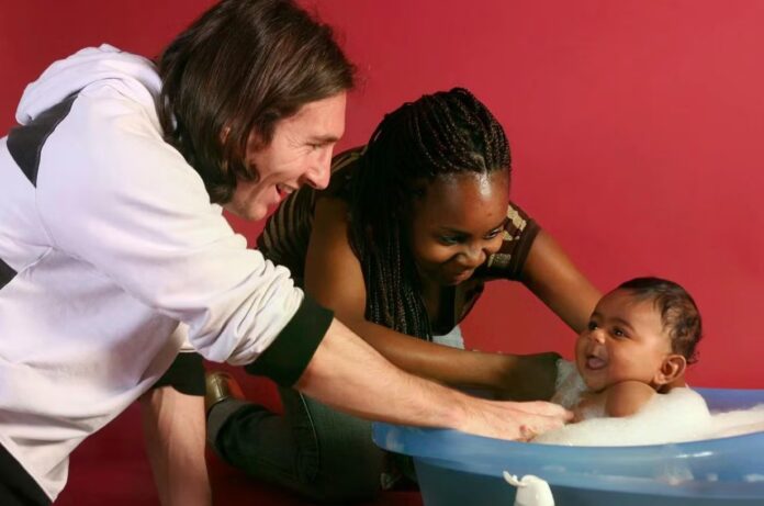 Το baby bath που έγραψε ιστορία: Όταν ο Μέσι έκανε μπάνιο τον Λαμίν Γιαμάλ