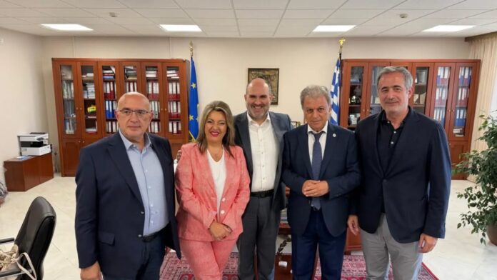 Η Μαρία Αντωνίου με τον Υφυπουργό Εθνικής Οικονομίας και Οικονομικών στο Επιμελητήριο Κοζάνης