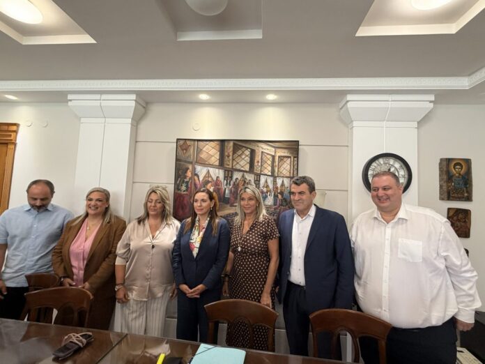 Στο γραφείο του Αντιπεριφερειάρχη κ. Σαββόπουλου η Υπουργός Τουρισμού κα Κεφαλογιάννη και η Υφυπουργός κα Καραμανλή – Συνάντηση με τους τοπικούς φορείς.