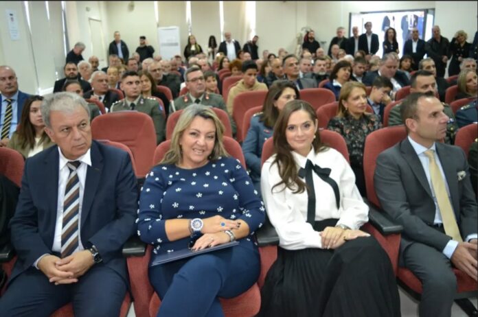 Η Μαρία Αντωνίου στην τελετή απονομής του Χρυσού Μεταλλίου της Πόλης της Καστοριάς στον Αρχηγό Γ.Ε.Σ. Αντιστράτηγο Γεώργιο Κωστίδη